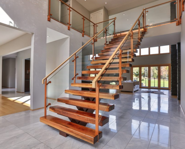 Tangga kayu modern dengan langkah-langkah mengapung